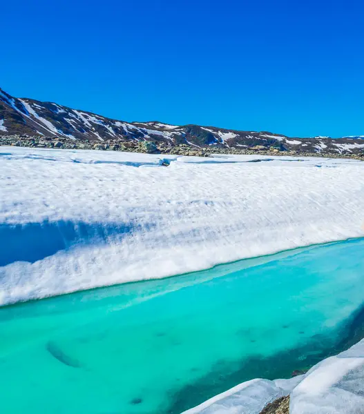 夏天的风景是冰冻的绿松石湖Vavatn全景 而在挪威赫赛达尔则是冰雪覆盖的群山 — 图库照片