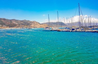 Sahte körfez sahili manzarası liman yatları, iskeleler Long Beach ve dağları Simons Town Cape Town Güney Afrika 'da.