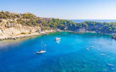 Anthony Quinn Körfezi ve turkuaz berrak su Rodos Yunanistan Faliraki 'de.