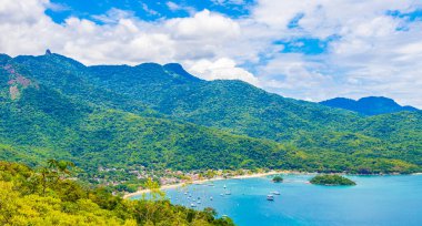 Büyük tropikal ada Ilha Grande Abraao plaj panorama İHA 'sı Angra dos Reis Rio de Janeiro Brezilya' dan.