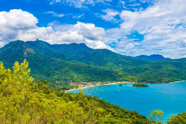 Büyük tropikal ada Ilha Grande Abraao plaj panorama İHA 'sı Angra dos Reis Rio de Janeiro Brezilya' dan.
