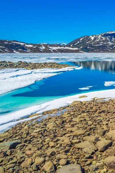 Yaz Manzarasında Donmuş Turkuaz Göl Vavatn Manzarası Hemsedal Norveç Karlı — Stok fotoğraf