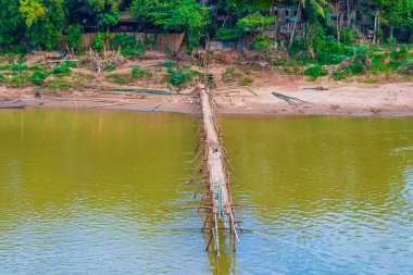 Tüm yıl boyunca Luang Prabang Laos 'taki Mekong Nehri üzerinde Bambu Köprüsü Kapısı inşaatı yapıldı..
