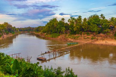 Tüm yıl boyunca Luang Prabang Laos 'taki Mekong Nehri üzerinde Bambu Köprüsü Kapısı inşaatı yapıldı..