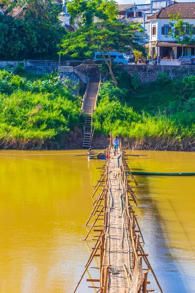 Luang Prabang Laos Listopad 2018 Całoroczna Budowa Bramy Mostowej Bamboo — Zdjęcie stockowe