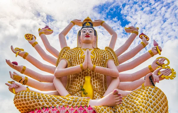 Kolorowe Ogromne Osiemnaście Ramię Statua Bogini Guan Yin Świątyni Wat — Zdjęcie stockowe
