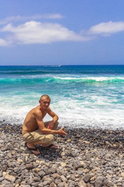 Kanarya İspanyol adası Tenerife Afrika 'nın Playa de las Americas plaj panoramasının yanında genç bir turist..