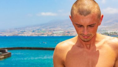 Kanarya İspanyol adası Tenerife Afrika 'nın Playa de las Americas plaj panoramasının yanında genç bir turist..