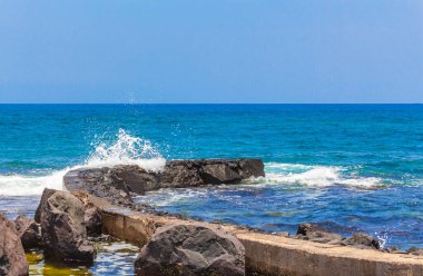 Afrika 'daki Tenerife Kanarya İspanyol adası Playa de las Americas' ın manzara ve sahil manzarası.