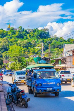 Luang Prabang Laos 16 numara. Kasım 2018 Tipik renkli yol ve şehir manzarası Luang Prabang Laos.