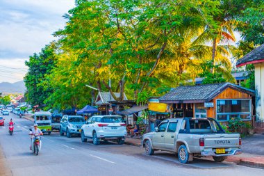 Luang Prabang Laos 16 numara. Kasım 2018 Tipik renkli yol ve şehir manzarası Luang Prabang Laos.