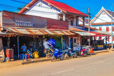Luang Prabang Laos 16 numara. Kasım 2018 Tipik renkli yol ve şehir manzarası Luang Prabang Laos.