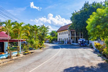 Tipik renkli yol ve eski şehir manzarası Luang Prabang Laos.