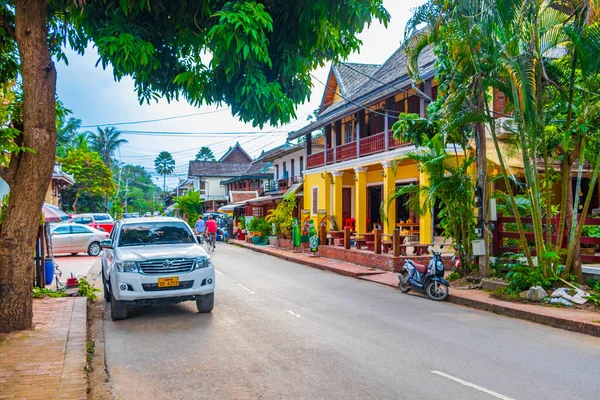 Luang Prabang Laos 17 numara. Kasım 2018 Tipik renkli yol ve şehir manzarası Luang Prabang Laos.