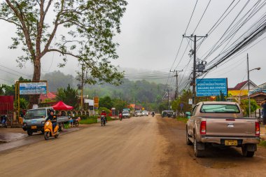 Luang Prabang Laos 16 numara. Kasım 2018 Bulutlu bir gün ve eski kasaba Luang Prabang Laos 'un renkli yolu ve şehir manzarası.