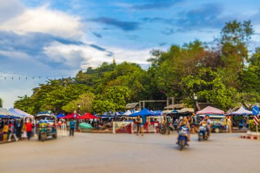 Luang Prabang Laos 18 numara. Kasım 2018 Bulanık Hareket ve renkli yol ve eski şehir Luang Prabang Laos 'un manzarası.