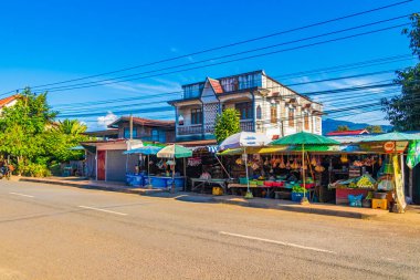 Luang Prabang Laos 186. Kasım 2018 Renkli gıda pazarı yolu ve eski kasaba Luang Prabang Laos 'un manzarası.