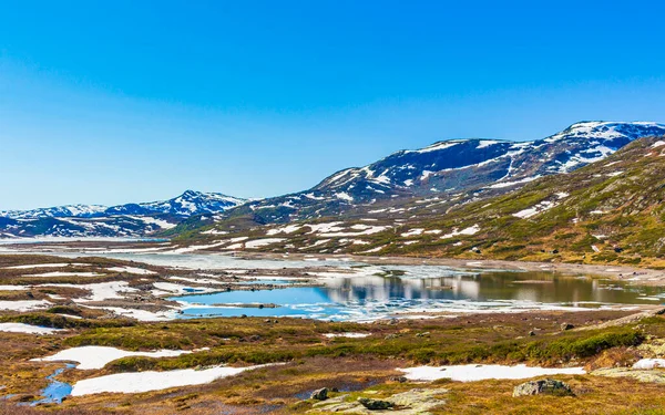 ヘムゼダルで夏の間に雪と素晴らしいVavat湖のパノラマラフ風景岩や山を表示ノルウェー — ストック写真