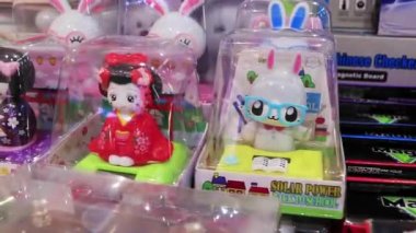 Bangkok Tayland 24 numara. Mai 2018 Tayland Bangkok havaalanında Tipik Asya pembe hatıra eşyaları ve oyuncakları.