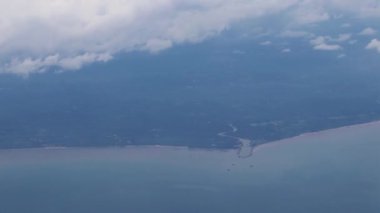 Surat Thani Tayland üzerinden uçuş. Tarlalar ve kıyı şeridi manzaralı..