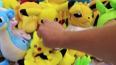 Bangkok Tayland 24 numara. Mai 2018 Renkli Pokemon Pikachu Tayland havaalanında pelüş oyuncaklar.