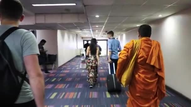 Bangkok Tajlandia Maj 2018 Pasażerowie Mnisi Spacerują Lotnisku Bangkok Suvarnabhumi — Wideo stockowe