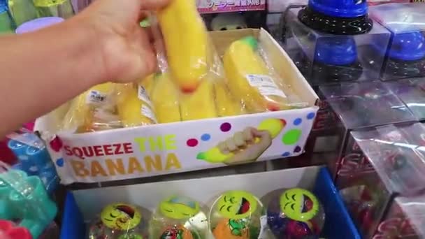 Bangkok Thailand Mei 2018 Typische Aziatische Grappig Knijpen Banaan Speelgoed — Stockvideo