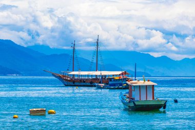 Abraao sahilinden tekne ve gemiler Ilha Grande Angra dos Reis Rio de Janeiro Brezilya.