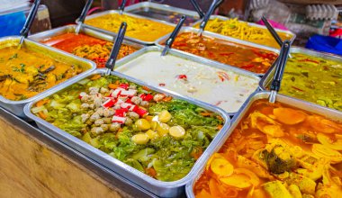 Tayland 'da Koh Samui' deki Bangrak pazarında çeşitli Tayland yemekleri ve yemekleri sunuluyor..