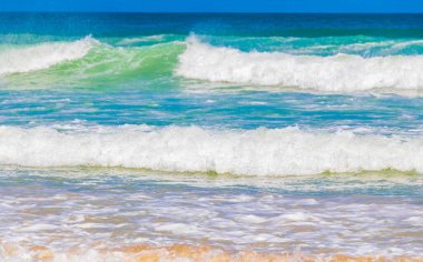 False Bay sahilindeki Fish Hoek Sahili turkuaz su ve Cape Town Batı Afrika Burnu 'ndaki dalgalarla dolu..
