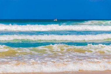False Bay sahilindeki Fish Hoek Sahili turkuaz su ve Cape Town Batı Afrika Burnu 'ndaki dalgalarla dolu..