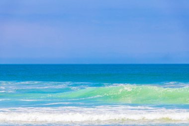 False Bay sahilindeki Fish Hoek Sahili turkuaz su ve Cape Town Batı Afrika Burnu 'ndaki dalgalarla dolu..