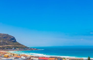 False Bay Sahili 'ndeki Fish Hoek Sahili Cape Town Batı Afrika Burnu' ndaki turkuaz suyla kaplı..