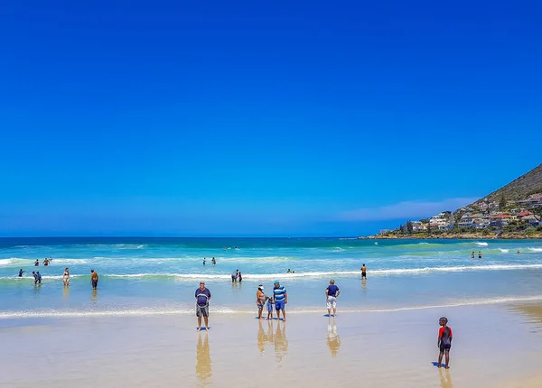 Kapkaupunki Etelä Afrikka Tammikuu 2018 Ihmiset Matkailu Fish Hoek Beach — kuvapankkivalokuva