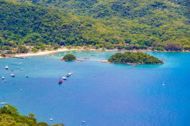 Büyük tropikal ada Ilha Grande Abraao plaj panorama İHA 'sı Angra dos Reis Rio de Janeiro Brezilya' dan.