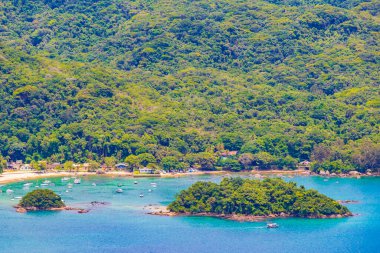 Büyük tropikal ada Ilha Grande Abraao plaj panorama İHA 'sı Angra dos Reis Rio de Janeiro Brezilya' dan.