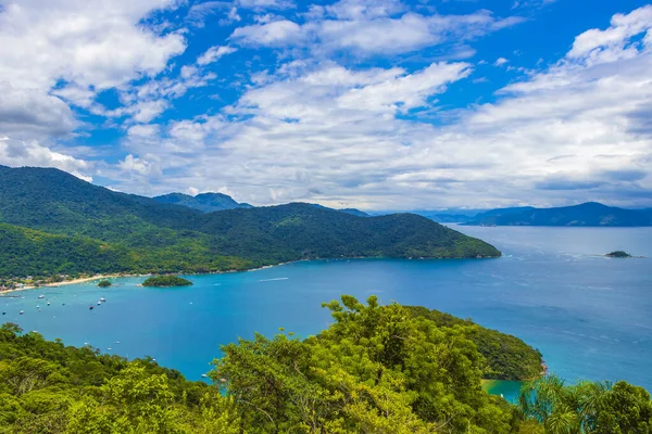 Büyük tropikal ada Ilha Grande Abraao plaj panorama İHA 'sı Angra dos Reis Rio de Janeiro Brezilya' dan.