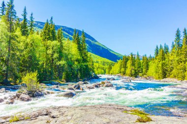Hemsedal Viken Norveç 'teki Rjukandefossen şelalesinin hızlı akan nehir suyu.