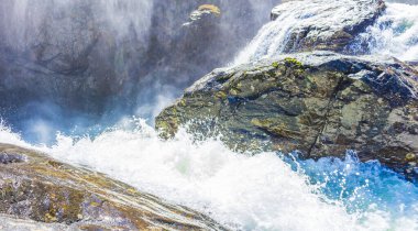 Hemsedal Viken Norveç 'teki Rjukandefossen şelalesinin hızlı akan nehir suyu.