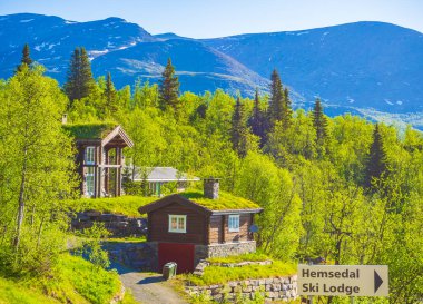 Norveç 'in güzel manzara manzarası Hemsedal Skicenter Dağların kulübeleri ve mavi gökyüzü.