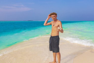 Rus turist, Rasdhoo Mercan Maldivleri 'ndeki Madivaru ve Finolhu adalarında renk değişikliğiyle tatilde..