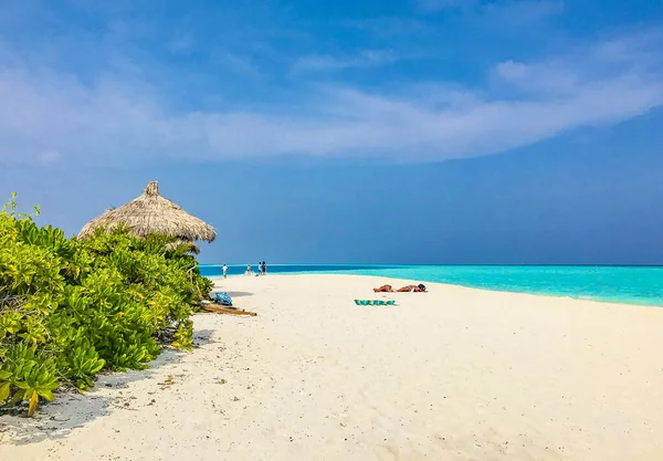 Rasdhoo Atoll Maldivleri 'ndeki Madivaru ve Finolhu kumsal adalarında renk değişimi.