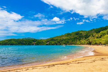 Büyük tropikal ada Ilha Grande Praia de Palmas plajı Angra dos Reis Rio de Janeiro Brezilya.
