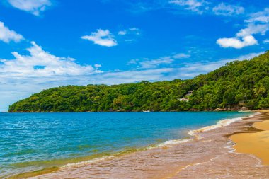 Büyük tropikal ada Ilha Grande Praia de Palmas plajı Angra dos Reis Rio de Janeiro Brezilya.