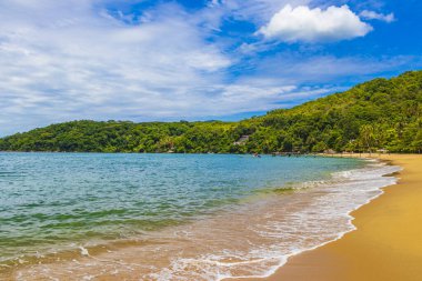 Büyük tropikal ada Ilha Grande Praia de Palmas plajı Angra dos Reis Rio de Janeiro Brezilya.