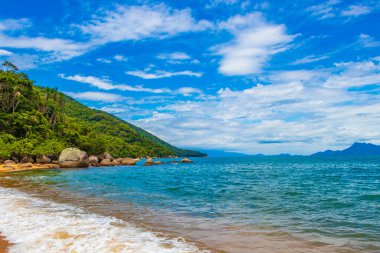 Büyük tropikal ada Ilha Grande Praia de Palmas plajı Angra dos Reis Rio de Janeiro Brezilya.
