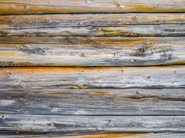 Hemsedal Norveç 'te kullanılmayan bir evin eski ahşap duvarlarının eski turuncu ahşap dokusu.