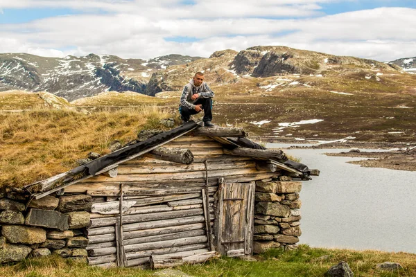 Hiker Tourist Traveler Roof House Stones Vavatn Lake Mountains Hemsedal — Stock Photo, Image