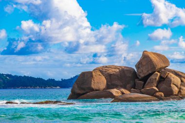 Büyük tropik ada Ilha Grande Santo Antonio Sahili 'ndeki inanılmaz kaya oluşumları Angra dos Reis Rio de Janeiro Brezilya.