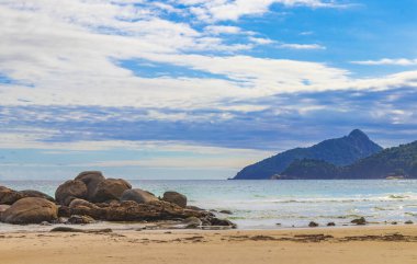 Büyük tropik ada Ilha Grande Santo Antonio Sahili 'ndeki inanılmaz kaya oluşumları Angra dos Reis Rio de Janeiro Brezilya.